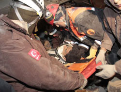 Depremin ardından kar bastırdı