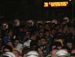 BJK-FB Taraftarı birbirine girdi