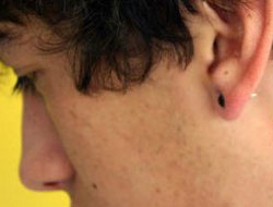 Küpeli oğlunun kulağını kesecekti