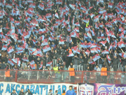 Avni Aker doldu taştı!