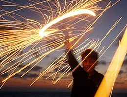 Çocuk oyunu 13 dükkanı kül etti