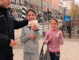 Polisler sokaklarda harçlık dağıttı