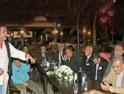 Baykal'ın yüzüne hırka fırlattı