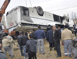 İşçileri taşıyan otobüs devrildi!