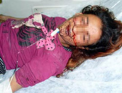 Eşini arkadaşlarıyla dövdü!