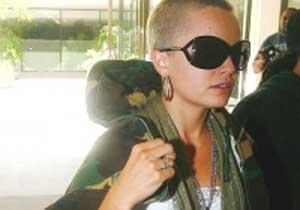 Amerikan Güzeli Saçlarını Kazıttı