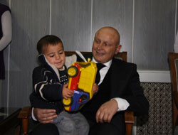 Vali'den Depremzedelere ziyaret