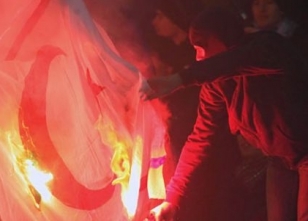 Zenit taraftarı KKTC bayrağı yaktı