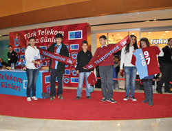 Trabzon’da Türk Telekom İmza Günleri’nde futbolcular taraftarla buluştu