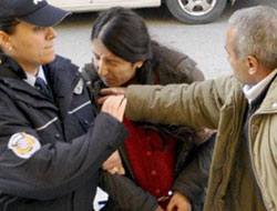 Gözaltına alınan kıza baba tokatı