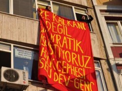 Öğrenciler büroyu bastı