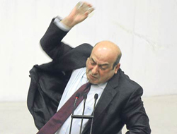 BDP'li Kaplan bardak fırlattı!