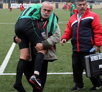 Futbolcusunu sırtında taşıdı!