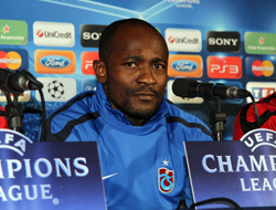 Zokora arkadaşlarının yanında!