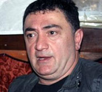 Mezarı göstermek için yola çıkıyor!