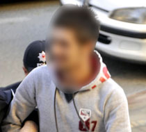 Şişeye oturtup fotoğraf çektiler