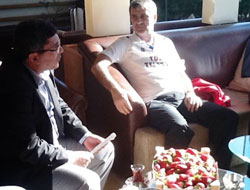 Şenol Güneş'e çilek sürprizi