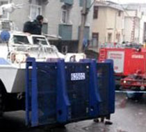 İtfaiyeyi kandırıp molotof attılar