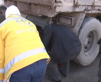 Kamyonu tamir ederken ezildi!