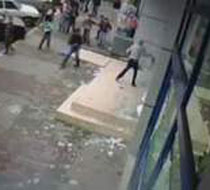 Kadın-çocuk demeden saldırdılar!