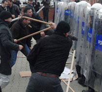 Polis kendini eylemci zannedince!