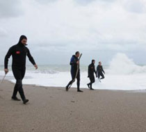 Denize atlayan çift kayboldu