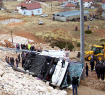 Futbolcuların aracı kaza geçirdi!