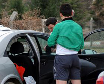 Futbolcular dışarıda soyundu