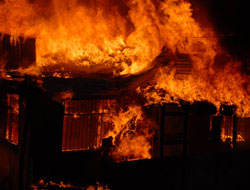 Madde bağımlıları ev yaktı