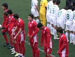 Futbolculardan ilginç saygı duruşu