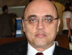 Öğretim üyesine 'deli' davası