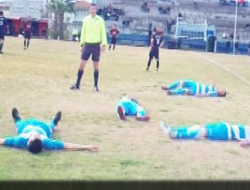Futbolculardan ilginç protesto