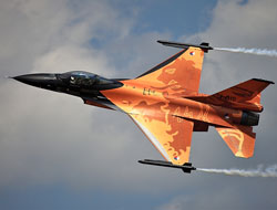 Savaş uçakları havada çarpıştı