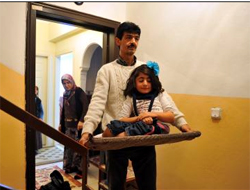 Kızı kırılmasın diye tepsiyle taşıyor