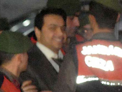 Erhan Tuncel çıkarken sırıttı!