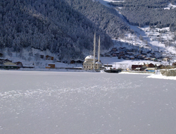 Doğal güzellik olan Uzungöl dondu