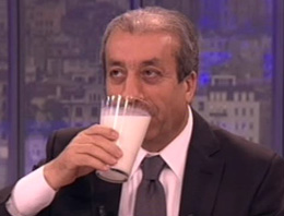 Bakan Eker canlı yayında süt içti!
