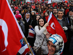 35 bin Türk Paris'i işgal etti!