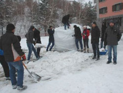 AÜ'lülerden kardan sanat eserleri