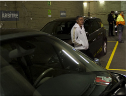 Jose otoparkta hakemi bekledi