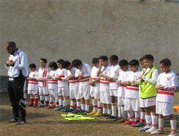 Henry namaz kıldırıyor