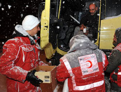 Yolda kalanlara Kızılay desteği!