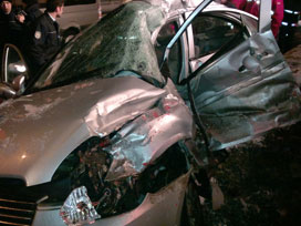 Otobüs otomobile çarptı: 1 ölü