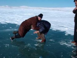 Vekil buz üstünde güreş tuttu