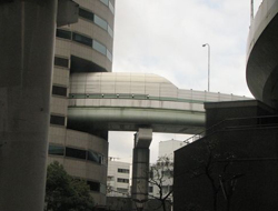 Japonlar binadan karayolu geçirdi