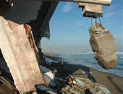 Dev dalgalar 6 evi yıktı