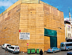 Sarayda kepçeyle yıkım