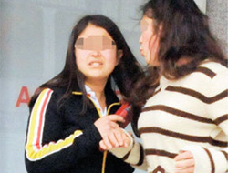 Liseli kızlara bıçakla saldırdı