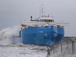 Fırtına gemiyi karaya oturttu