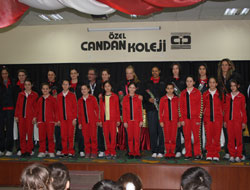 Öğrenciler Voleybolcuları terletti